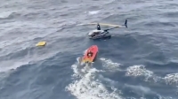Helicóptero sufre falla mecánica durante su vuelo y aterriza en el Océano Pacífico