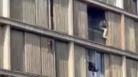 Gran incendio en edificio en el centro de Santiago: Habrían personas atrapadas